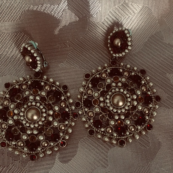 Exquisite! Vintage clip on Earrings!💥💥Offers Welcomed! - Picture 2 of 2